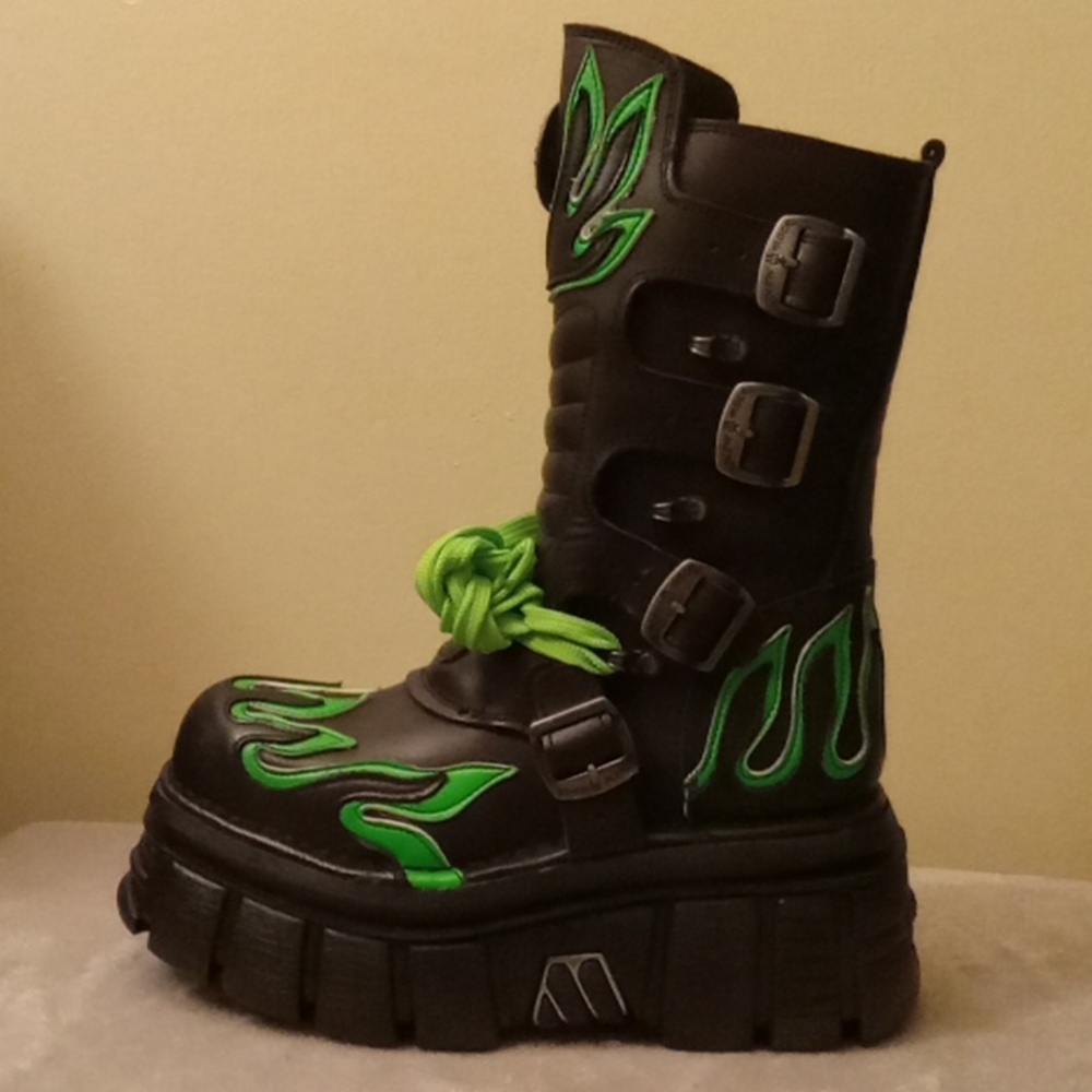 SOLD OUT EVERYWHERE! Black 🖤 and Green Combat Boots SIZE:9 COLOR: Black/ Green